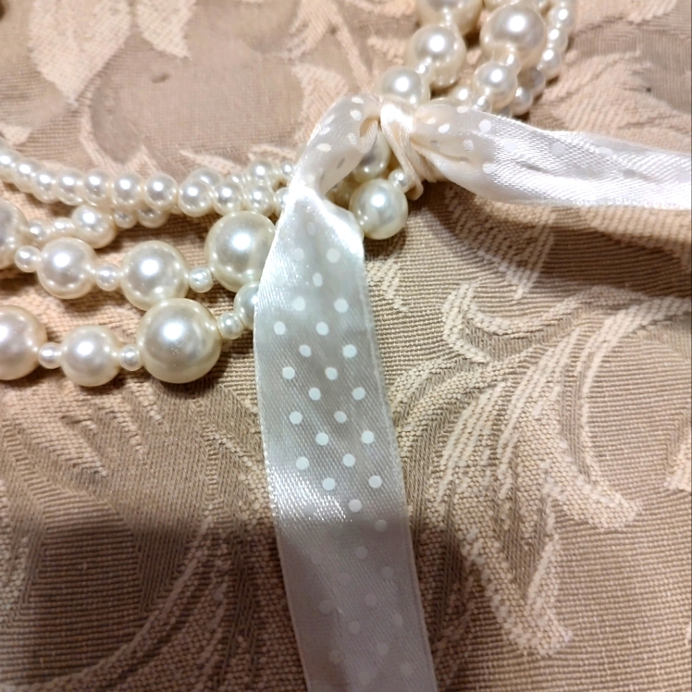🩷🤍🩷 Luscious Vintage Multi-Strand Dimensional Pearl & Pink Ribbon Necklace - Picture 5 of 11